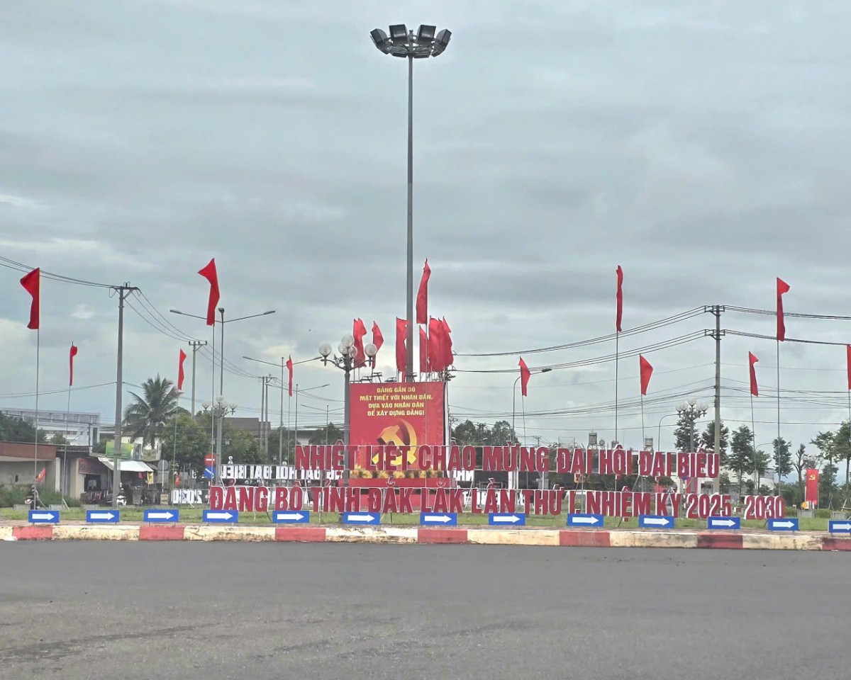 Tăng cường tuyên truyền, cổ động trực quan chào mừng Đại hội Đảng bộ tỉnh Đắk Lắk lần thứ I