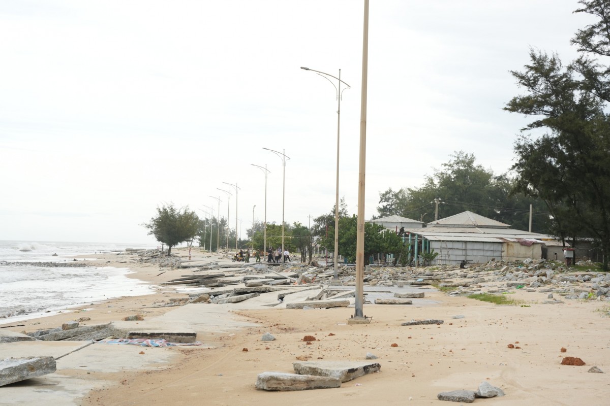 Tp. Huế: Khẩn trương gia cố, xử lý sạt lở khu vực bờ biển Thuận An