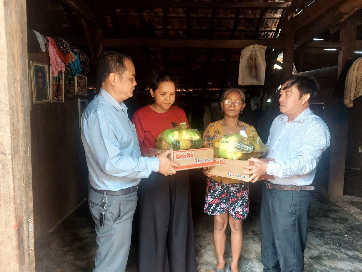 Lâm Đồng: Lãnh đạo Đảng ủy xã Đắk Song thăm và tặng quà các gia đình đồng bào dân tộc thiểu số khó khăn