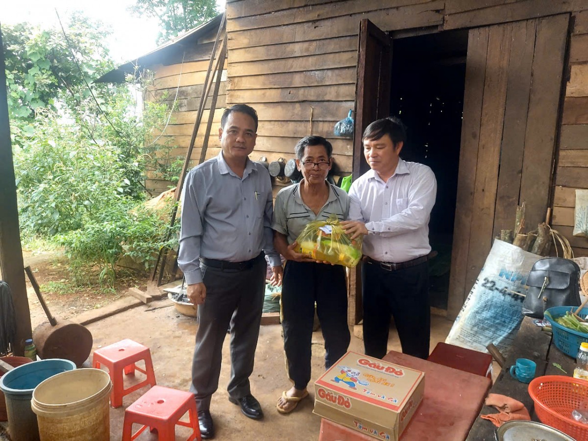 Lâm Đồng: Lãnh đạo Đảng ủy xã Đắk Song thăm và tặng quà các gia đình đồng bào dân tộc thiểu số khó khăn