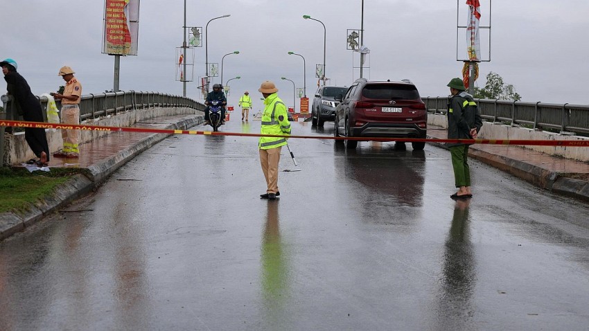Lực lượng chức năng làm nhiệm vụ tại cầu Kim Tân.