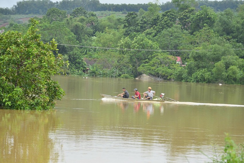 Nước sông dân cao, người dân muốn đi lại phải dùng thuyền.