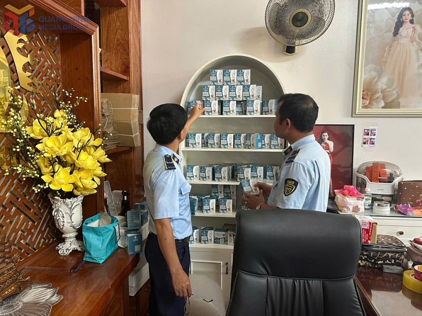 Đội QLTT số 4 kiểm tra đột xuất cơ sở kinh doanh “Hoàng Quyên Trà sữa Giảm cân”.