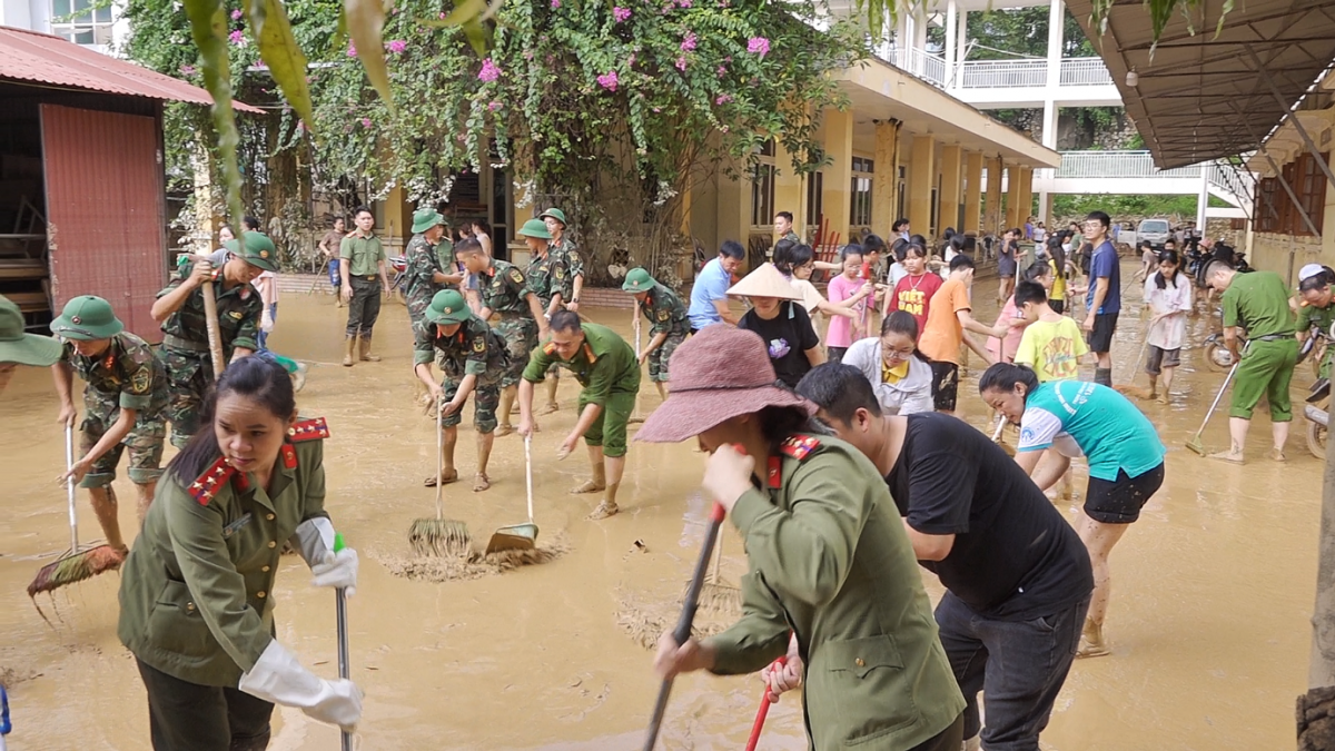 Gượng dậy sau lũ dữ và tình người sưởi ấm niềm tin