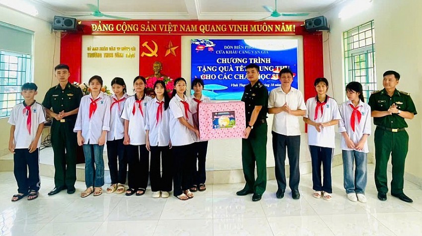 Đồn BP cửa khẩu cảng Vạn Gia tặng quà cho học sinh Trường THCS Vĩnh Thực