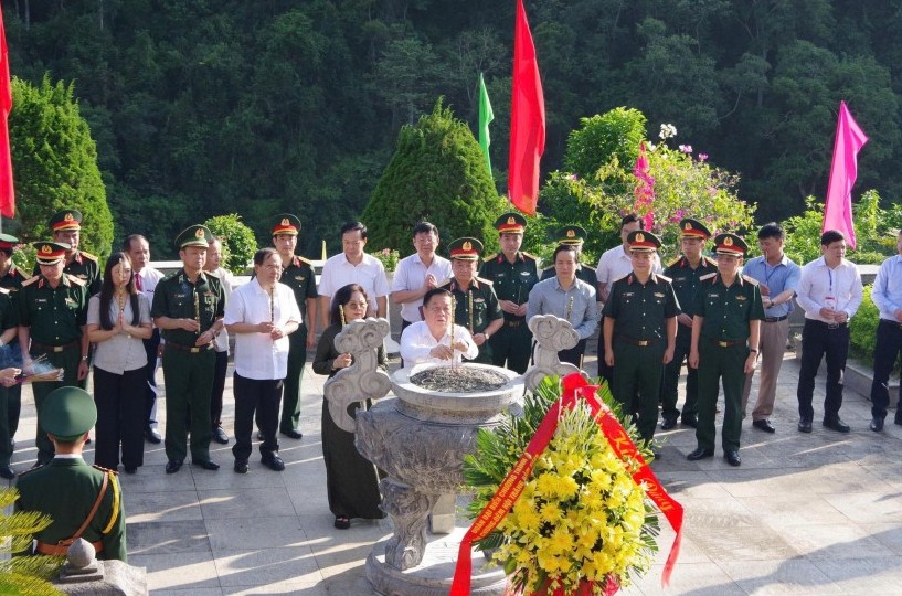 Dâng hương Đền thờ Chủ tịch Hồ Chí Minh tại Khu di tích Quốc gia đặc biệt Pác Bó