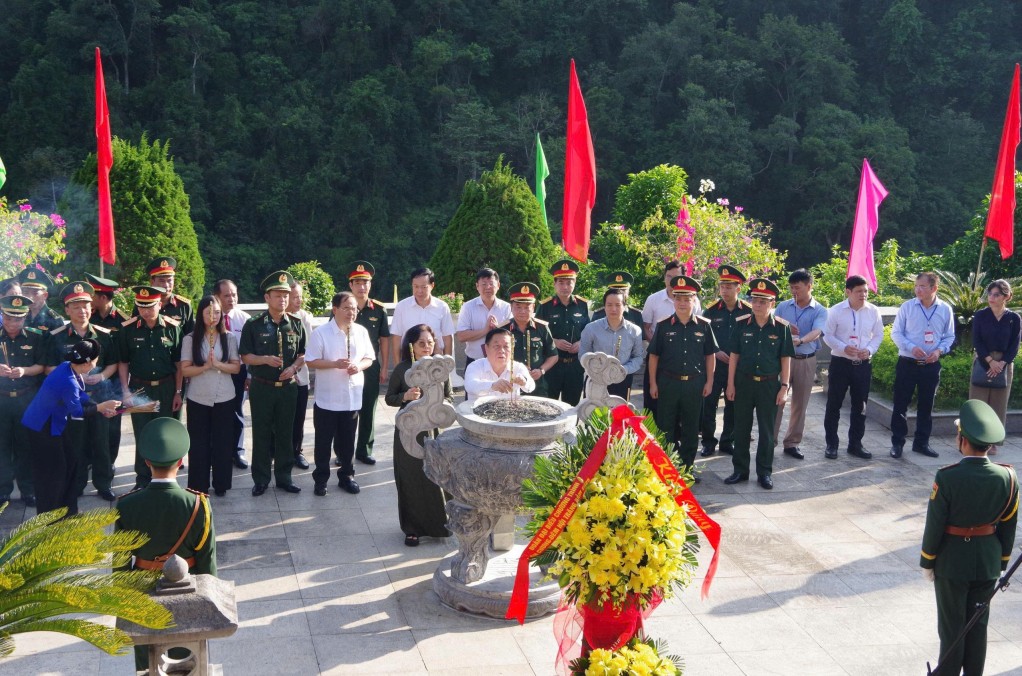 Dâng hương Đền thờ Chủ tịch Hồ Chí Minh tại Khu di tích Quốc gia đặc biệt Pác Bó
