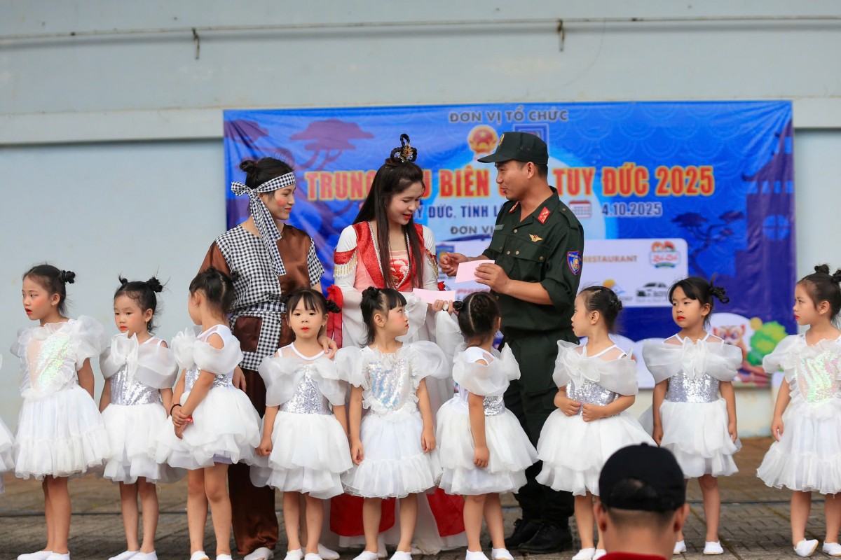 Hàng ngàn phần quà giúp các em nhỏ xã vùng biên Tuy Đức ấm áp mùa Trung thu