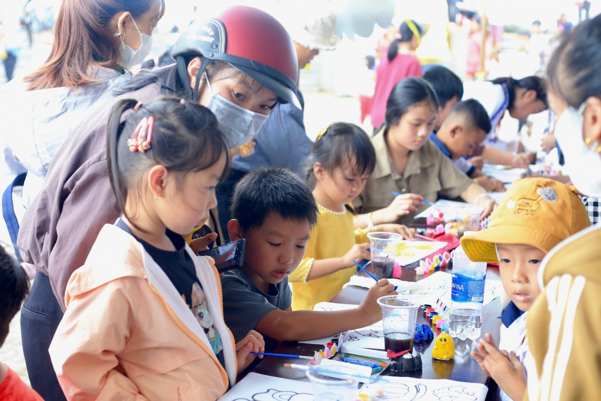 Hàng ngàn phần quà giúp các em nhỏ xã vùng biên Tuy Đức ấm áp mùa Trung thu