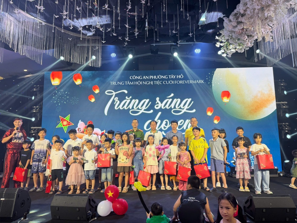 Hà Nội: CAP Tây Hồ dựng sân khấu múa lân kể chuyện an toàn giao thông