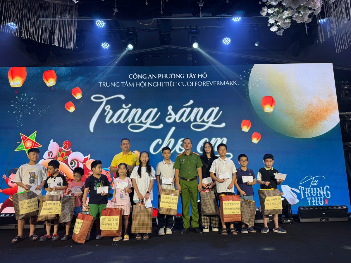 Hà Nội: CAP Tây Hồ dựng sân khấu múa lân kể chuyện an toàn giao thông
