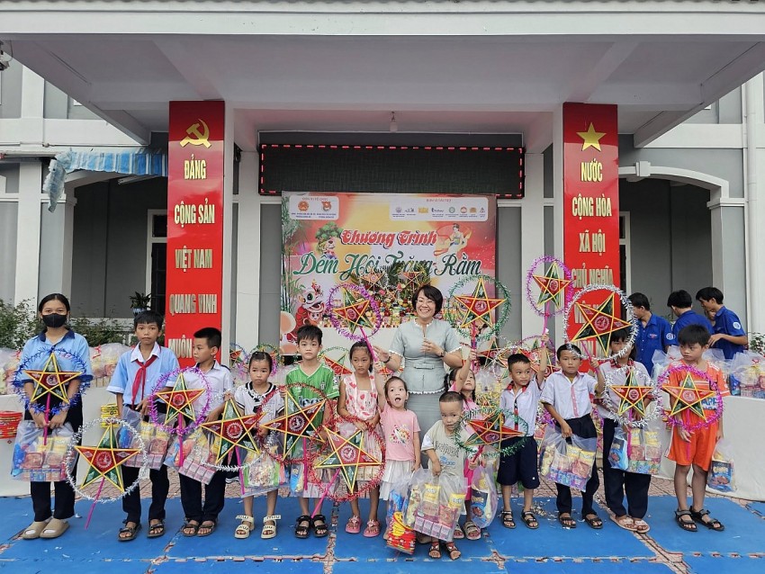 Mang Trung thu yêu thương đến với trẻ em phường Dương Nỗ -Tp. Huế