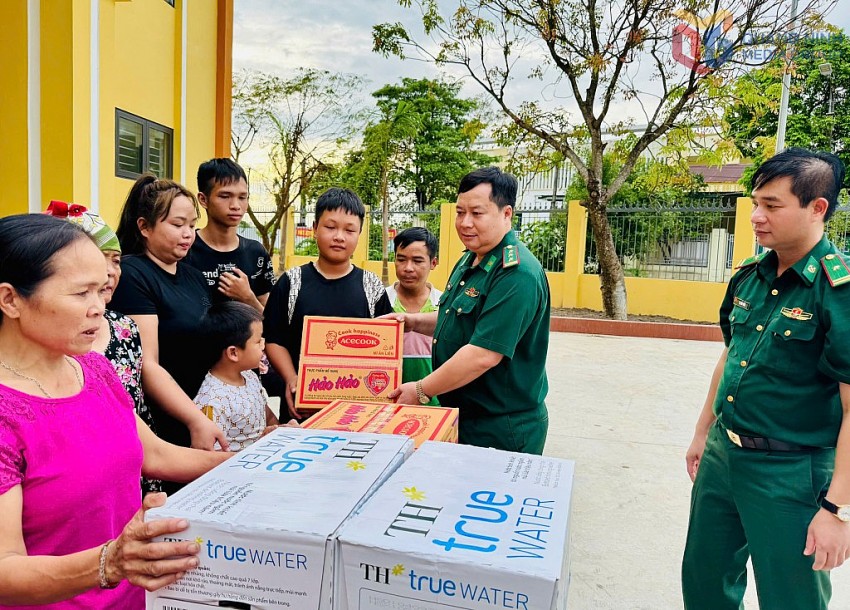 Lực lượng quân đội, biên phòng hỗ trợ bà con lương thực, thực phẩm khi sơ tán về Trường THCS Hải Xuân.Ảnh:QMG