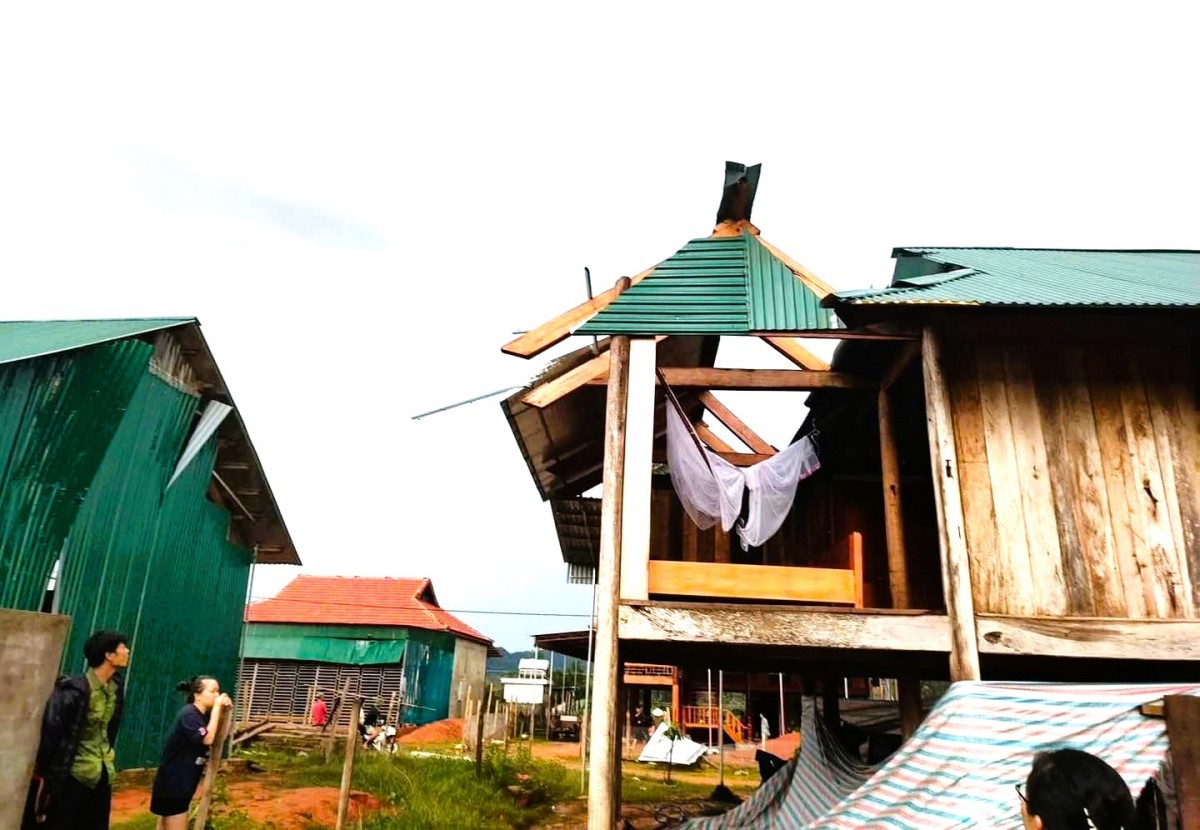 Giông lốc khiến nhà dân bị đổ sập, mái tôn bay tung tóe chắn quốc lộ ở Nghệ An