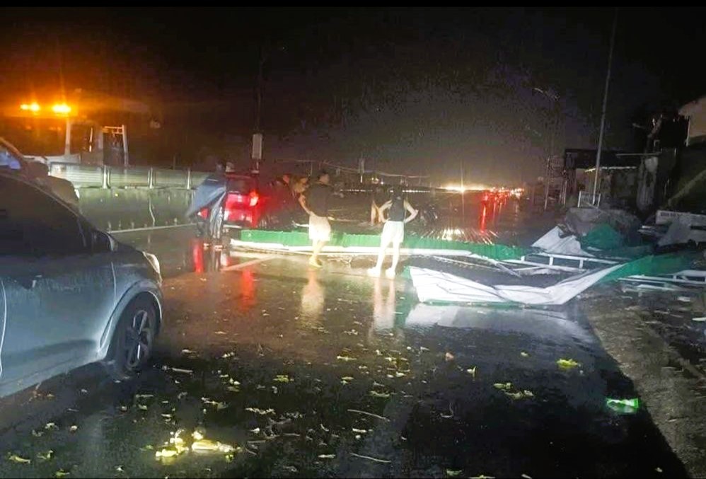 Giông lốc khiến nhà dân bị đổ sập, mái tôn bay tung tóe chắn quốc lộ ở Nghệ An