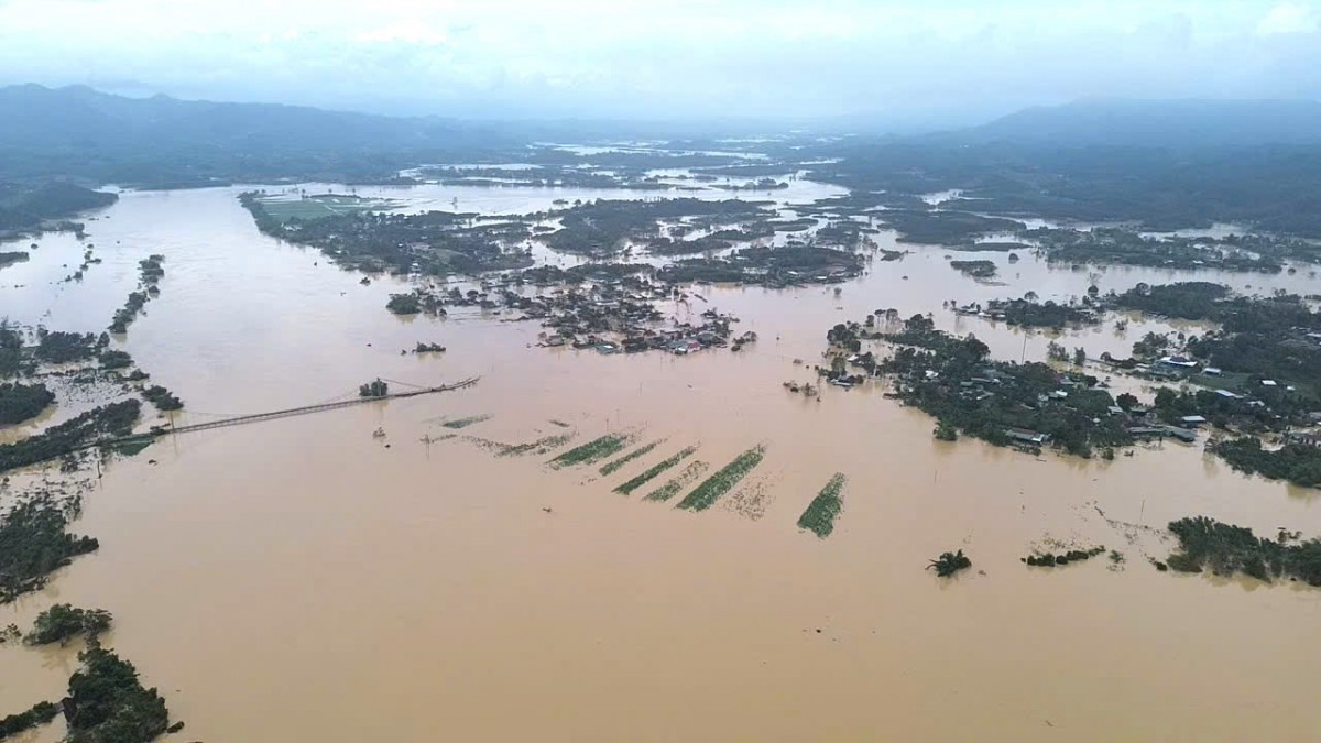 Giông lốc khiến nhà dân bị đổ sập, mái tôn bay tung tóe chắn quốc lộ ở Nghệ An