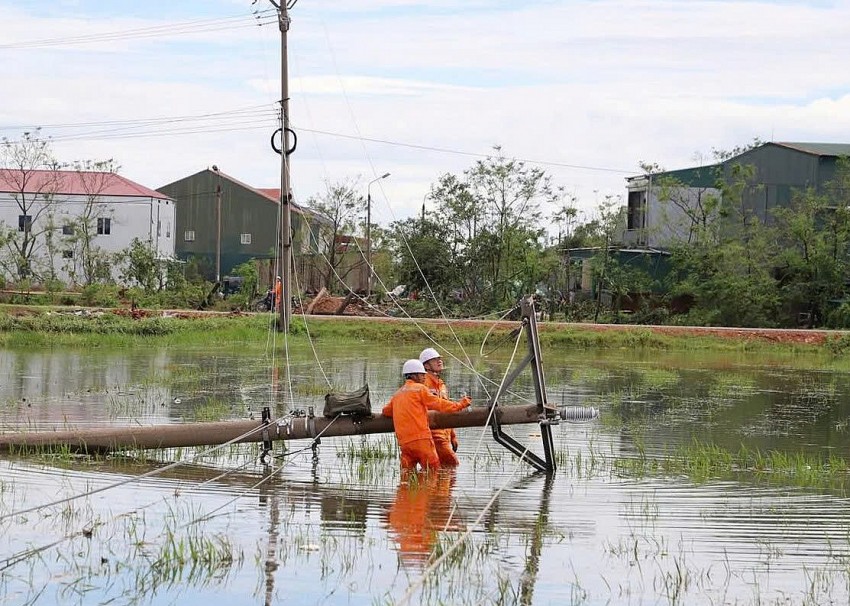 Hà Tĩnh tập trung cao độ khắc phục hậu quả sau bão số 10