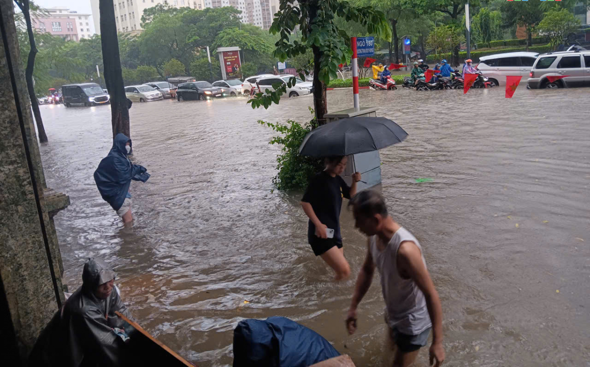 Hà Nội mưa lớn, nhiều nơi ngập lụt do ảnh hưởng của bão số 11