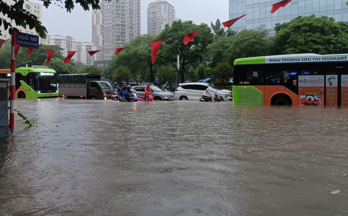 Hà Nội mưa lớn, nhiều nơi ngập lụt do ảnh hưởng của bão số 11