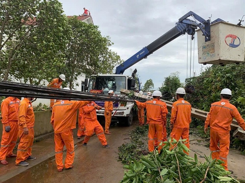 Hà Tĩnh: “Ăn tranh thủ, ngủ khẩn trương” để khôi phục lưới điện sau bão số 10