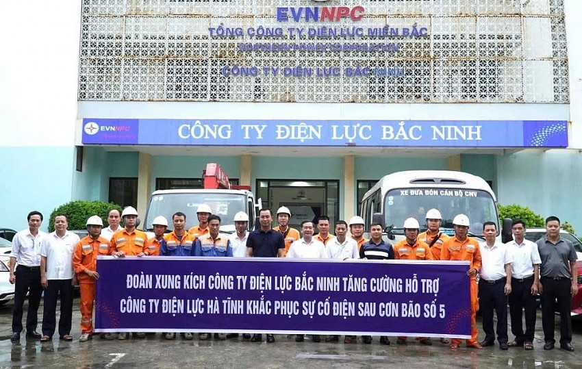Hà Tĩnh: “Ăn tranh thủ, ngủ khẩn trương” để khôi phục lưới điện sau bão số 10