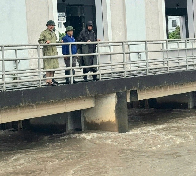 Giám đốc Sở Nông nghiệp và Môi trường Hà Nội Nguyễn Xuân Đại kiểm tra vận hành trạm bơm tiêu thoát nước.