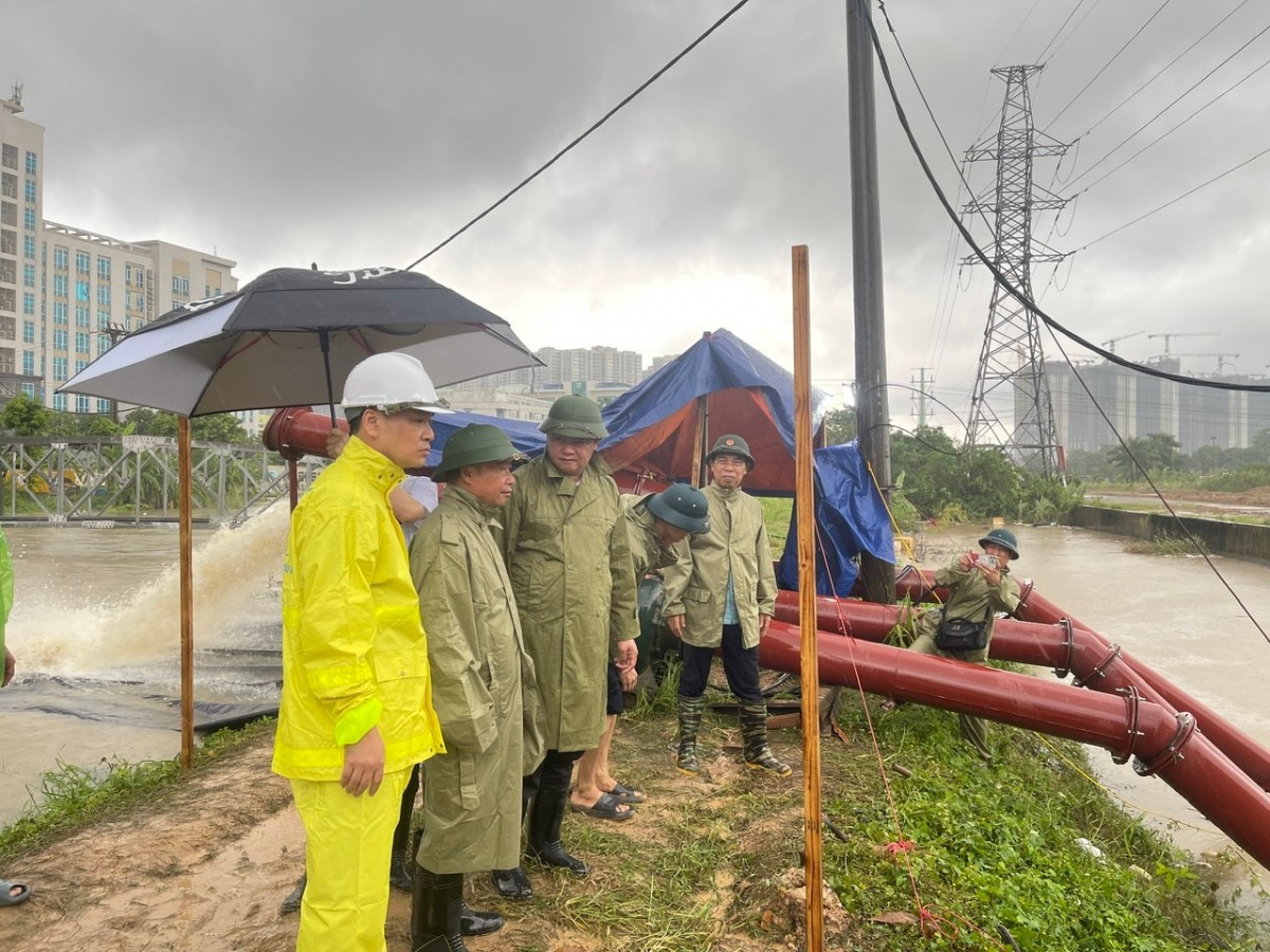 Phó Chủ tịch UBND TP Hà Nội Nguyễn Mạnh Quyền kiểm tra vận hành Trạm bơm Cầu Ngà. (Ảnh: Cổng thông tin điện tử Thành phố Hà Nội)