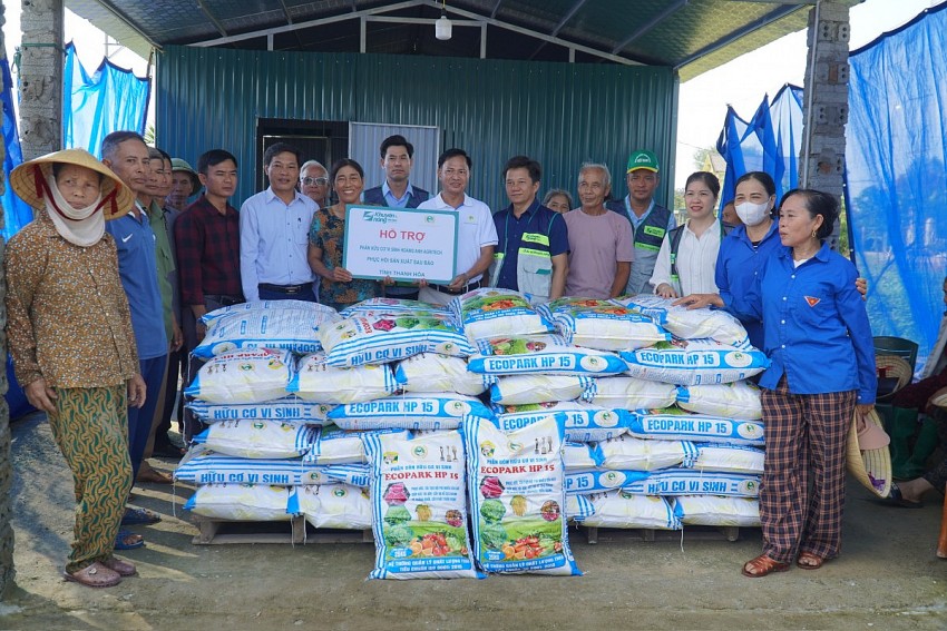 Trung tâm Khuyến nông quốc gia phối hợp với Công ty CP Hoàng Anh Agritech hỗ trợ 2 tấn phân bón hữu cơ vi sinh và thuốc bảo vệ thực vật cho các hộ dân xã Hoằng Giang. 