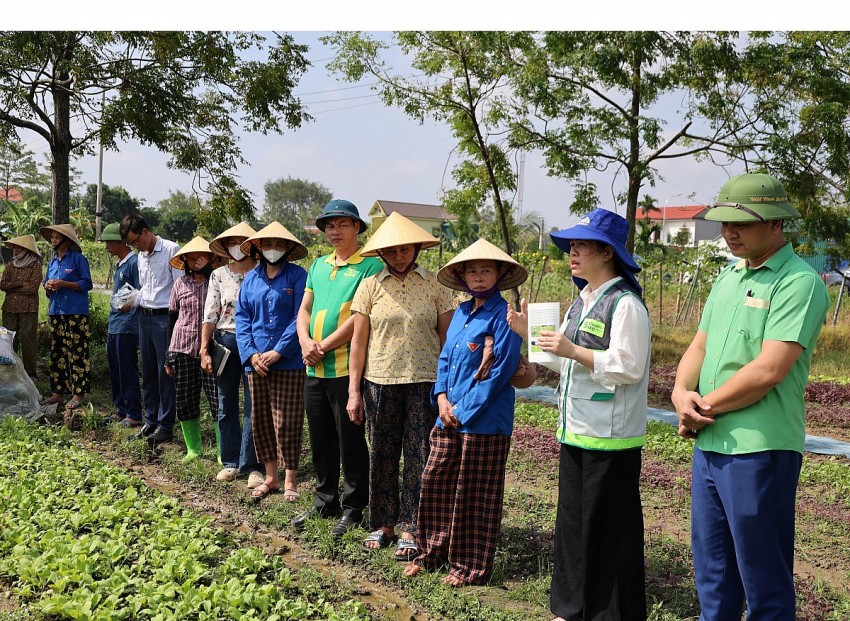 bà Trịnh Thị Hà ( thứ 2 từ phải sang trái) - Trưởng phòng Kĩ thuật nghiệp vụ, Trung tâm Khuyến nông  tỉnh Thanh Hóa hướng dẫn nông dân dùng thuốc xử lý cây hoa màu bị ngập sau mưa bão. 