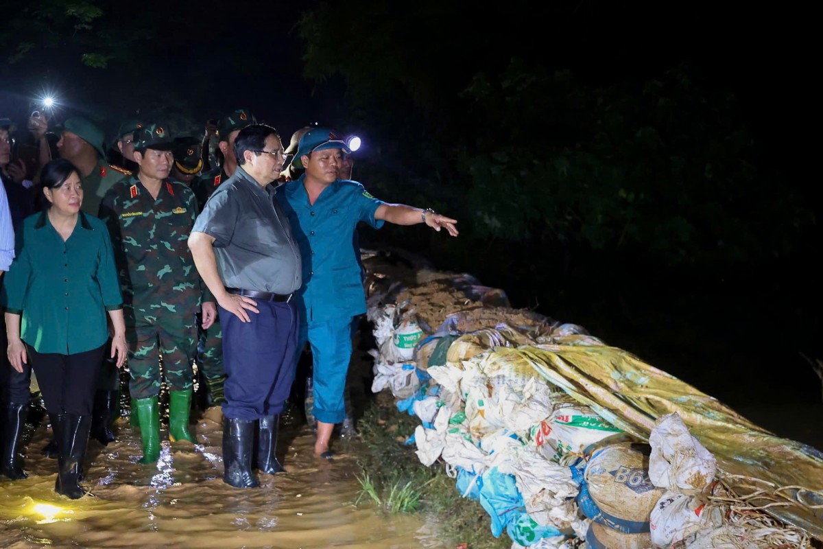Thủ tướng Phạm Minh Chính kiểm tra công tác ứng phó mưa lũ tại Hà Nội