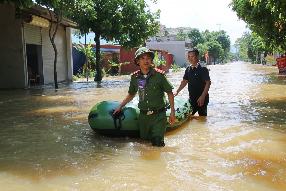 Công an xã Trung Giã triển khai khẩn cấp ứng phó ngập lụt, bảo đảm an toàn tính mạng cho Nhân dân