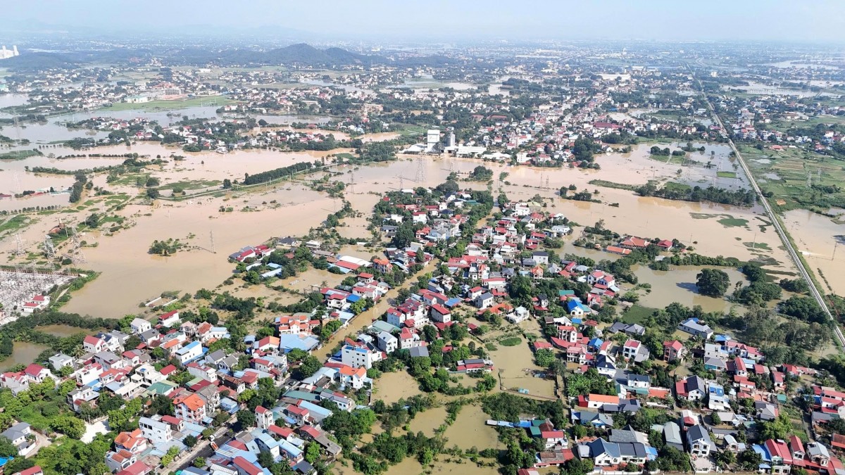 Công an xã Trung Giã triển khai khẩn cấp ứng phó ngập lụt, bảo đảm an toàn tính mạng cho Nhân dân