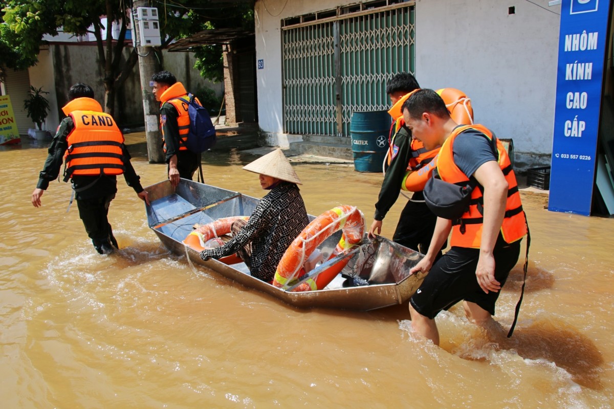 Công an xã Trung Giã triển khai khẩn cấp ứng phó ngập lụt, bảo đảm an toàn tính mạng cho Nhân dân