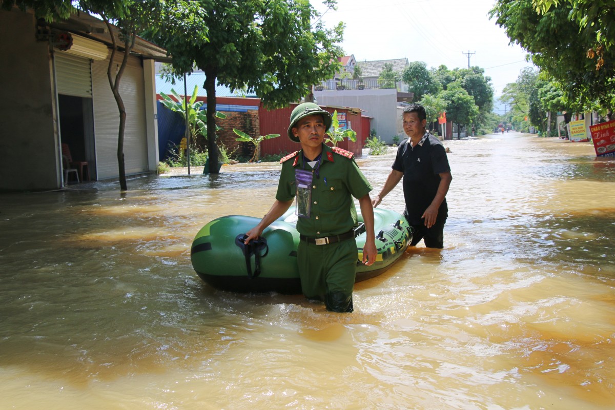 Công an xã Trung Giã triển khai khẩn cấp ứng phó ngập lụt, bảo đảm an toàn tính mạng cho Nhân dân