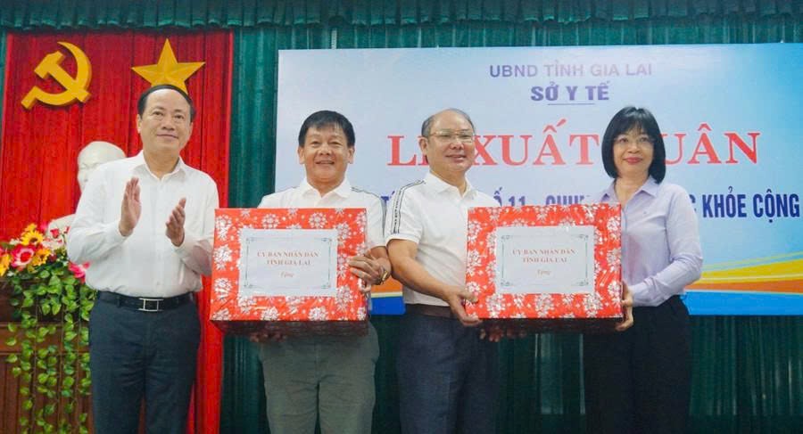 Gia Lai: Chuyến xe nghĩa tình hướng về đồng bào lũ lụt miền bắc