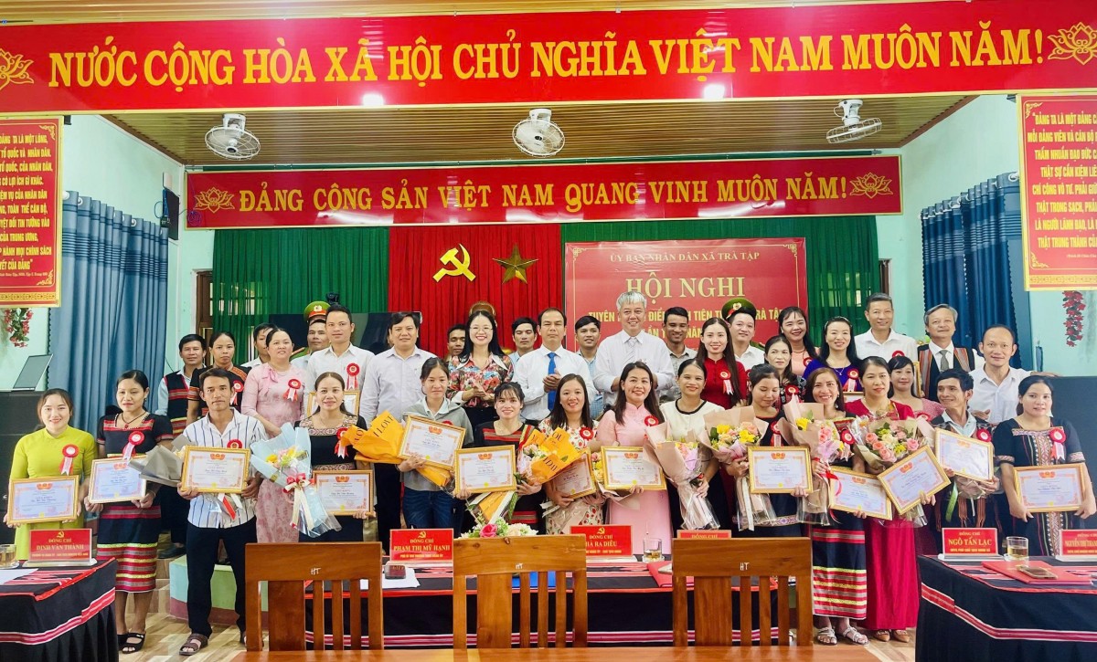 UBND xã Trà Tập (TP. Đà Nẵng) khen thưởng các cá nhân, tập thể có thành tích xuất sắc trong phát triển kinh tế – xã hội, quốc phòng – an ninh 9 tháng đầu năm 2025.