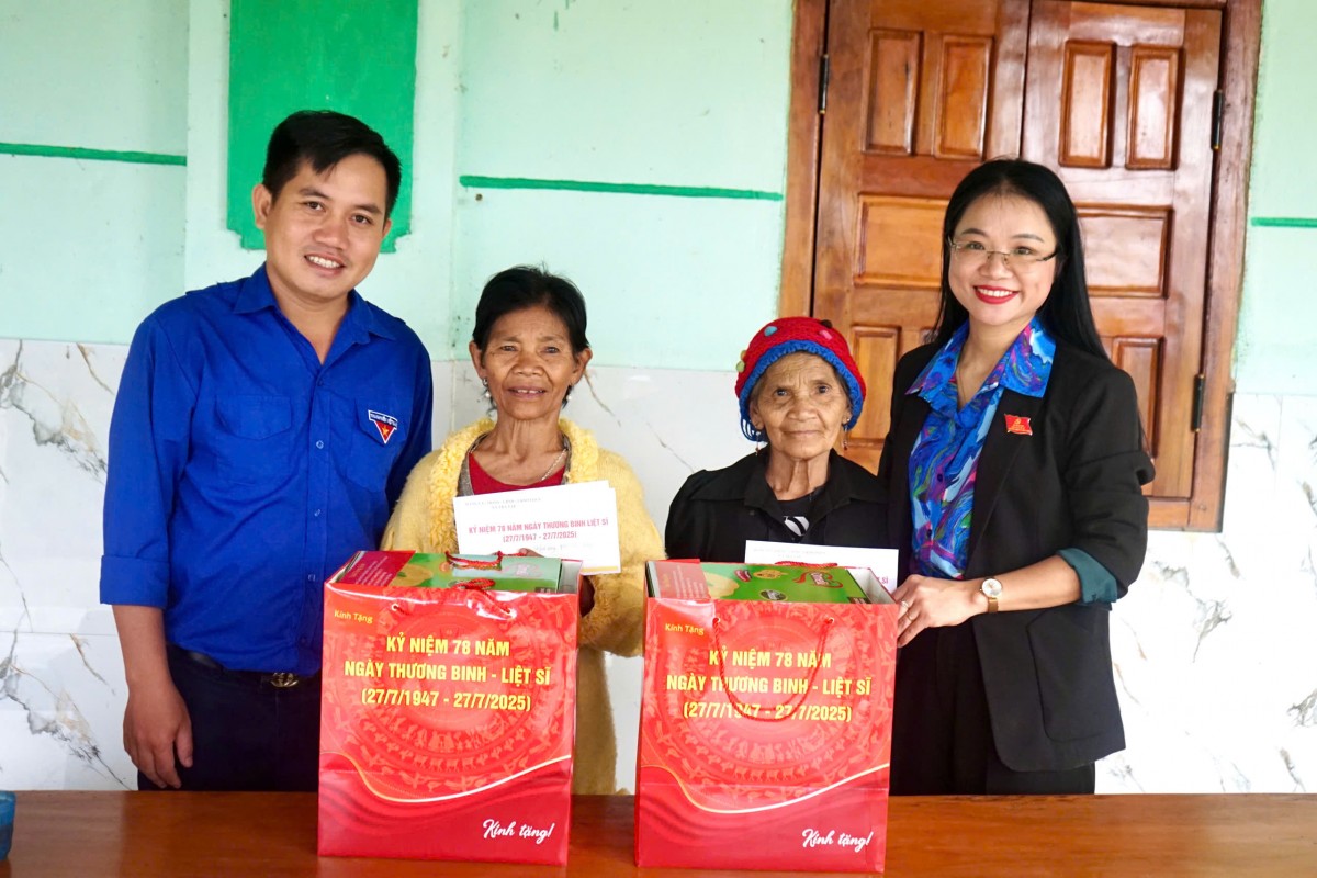 Đại diện xã Trà Tập, Đà Nẵng tặng quà nhân kỷ niệm 78 năm Ngày Thương binh – Liệt sĩ (27/7/1947 – 27/7/2025).
