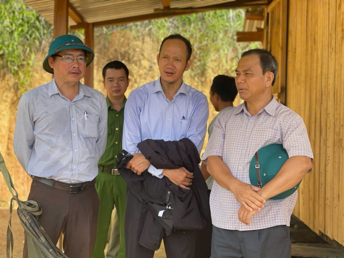 Lãnh đạo xã Trà Tập, Đà Nẵng kiểm tra thực tế tình hình phát triển kinh tế – xã hội tại địa phương.