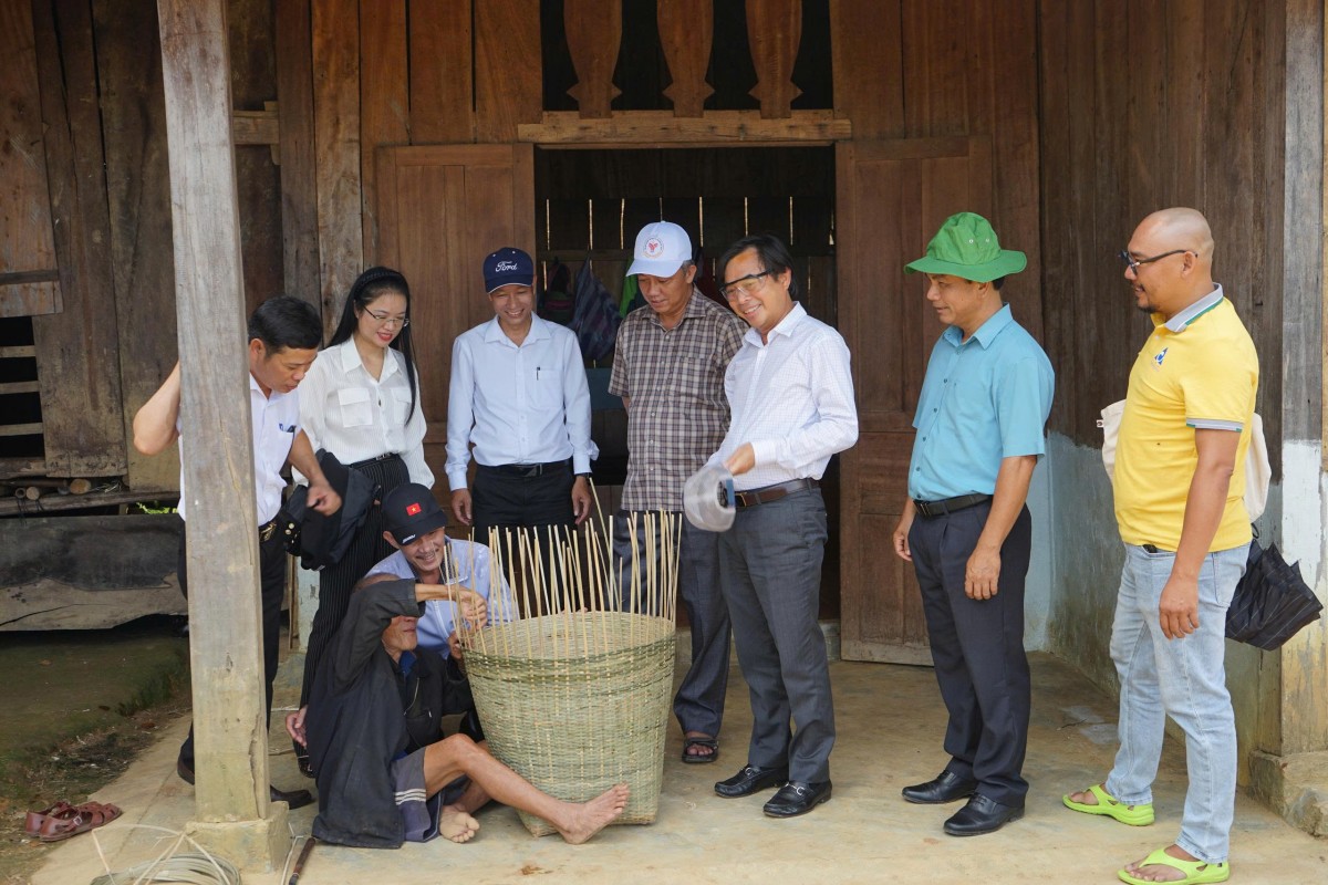 Lãnh đạo xã Trà Tập, Đà Nẵng thăm và trao đổi với người dân về nghề đan lát truyền thống nhằm thúc đẩy phát triển kinh tế địa phương.