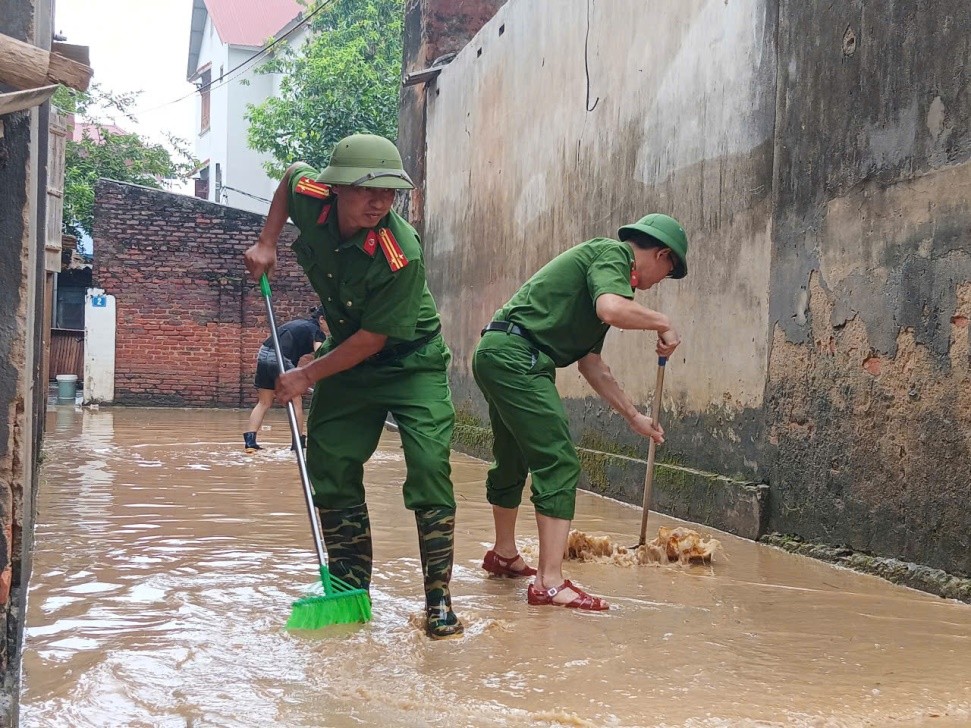 Công an xã Trung Giã “sát cánh” cùng người dân trong mưa lũ