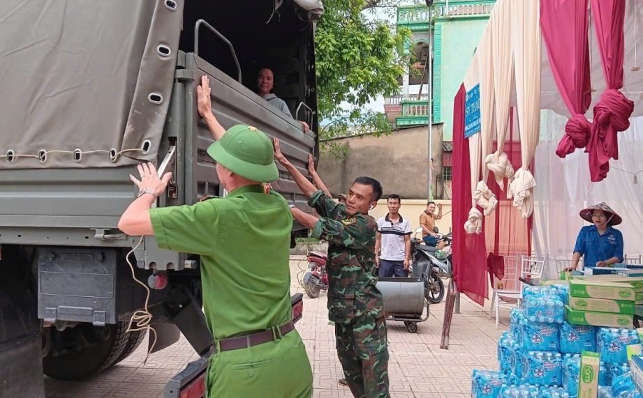 Công an xã Trung Giã “sát cánh” cùng người dân trong mưa lũ