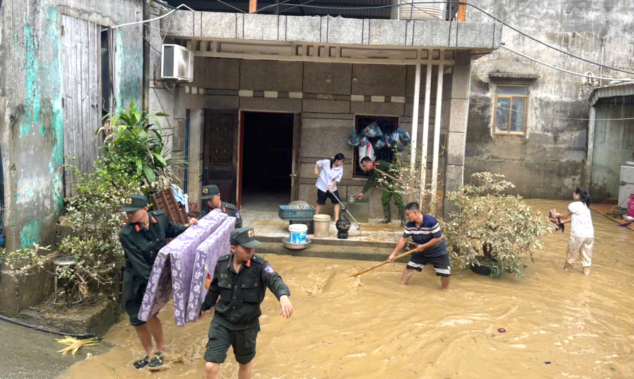 Công an xã Trung Giã “sát cánh” cùng người dân trong mưa lũ