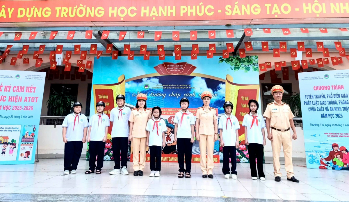 CSGT Hà Nội tổ chức tuyên truyền, phổ biến kiến thức an toàn giao thông cho học sinh