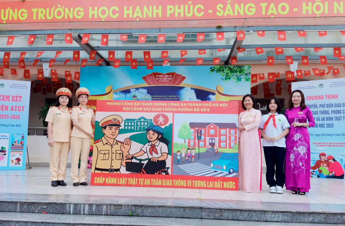 CSGT Hà Nội tổ chức tuyên truyền, phổ biến kiến thức an toàn giao thông cho học sinh