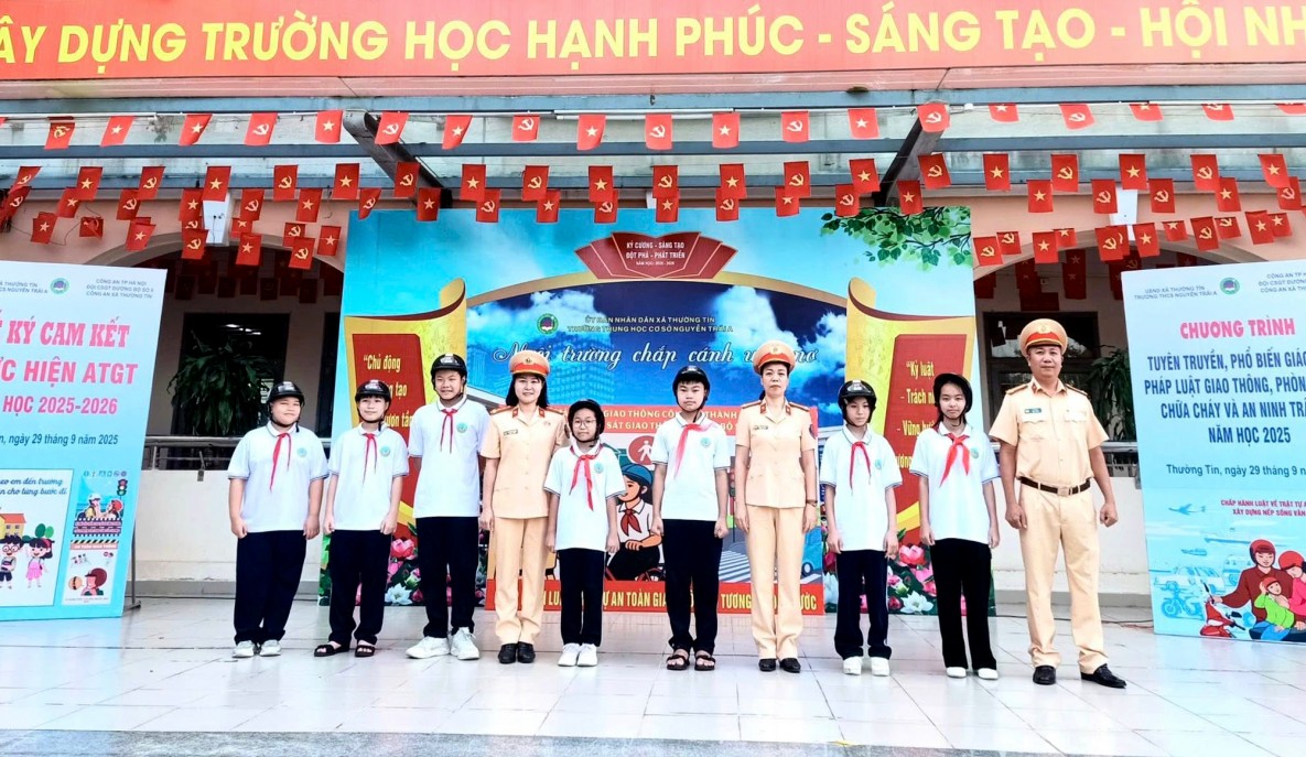 CSGT Hà Nội tổ chức tuyên truyền, phổ biến kiến thức an toàn giao thông cho học sinh