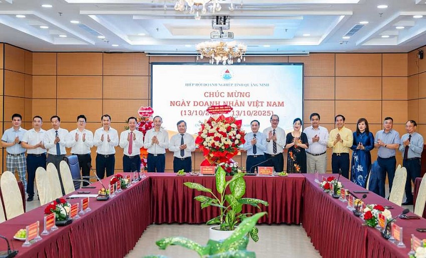 Bí thư Tỉnh ủy, Trưởng đoàn ĐBQH tỉnh tặng hoa chúc mừng Hiệp hội Doanh nghiệp tỉnh Quảng Ninh nhân Ngày Doanh nhân Việt Nam.