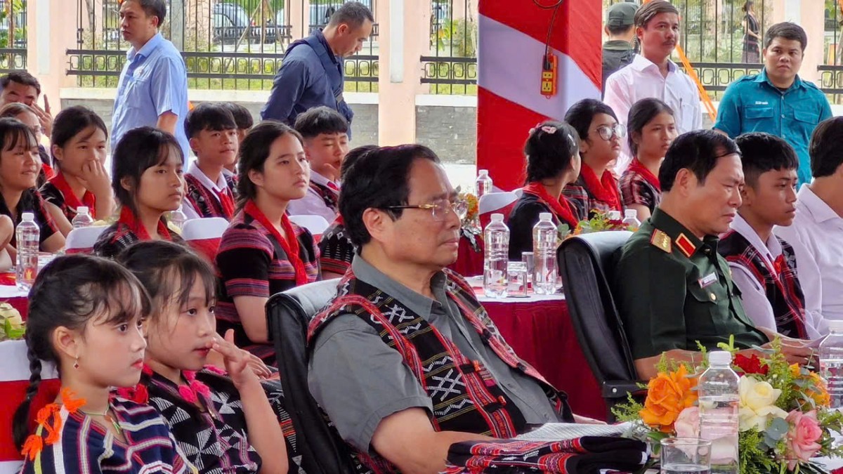 Thủ tướng dự lễ khởi công trường học tại xã Tây Giang cùng học sinh vùng cao