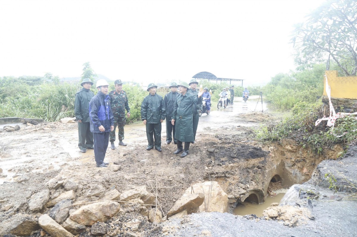 Đoàn công tác Quân khu 5 kiểm tra công tác ứng phó Bão số 12