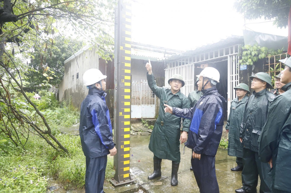 Đoàn công tác Quân khu 5 kiểm tra công tác ứng phó Bão số 12