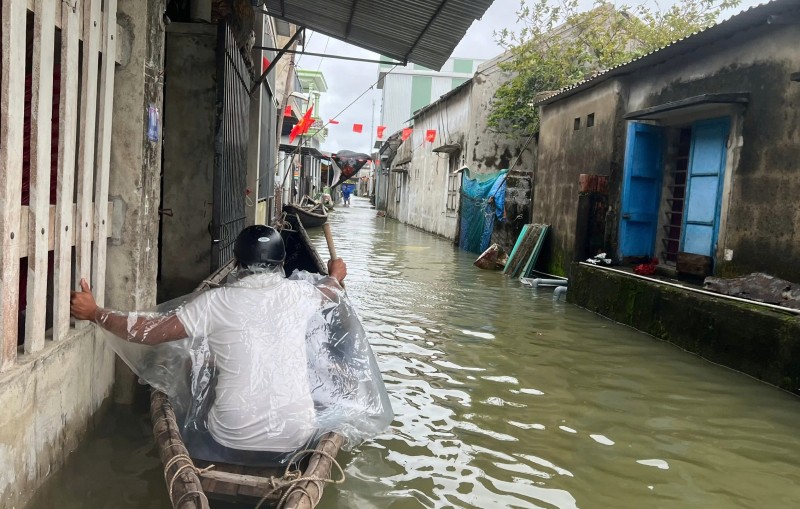 Tp. Huế: Diễn biến thời tiết phức tạp, nhiều nơi bị ngập lụt, giao thông chia cắt